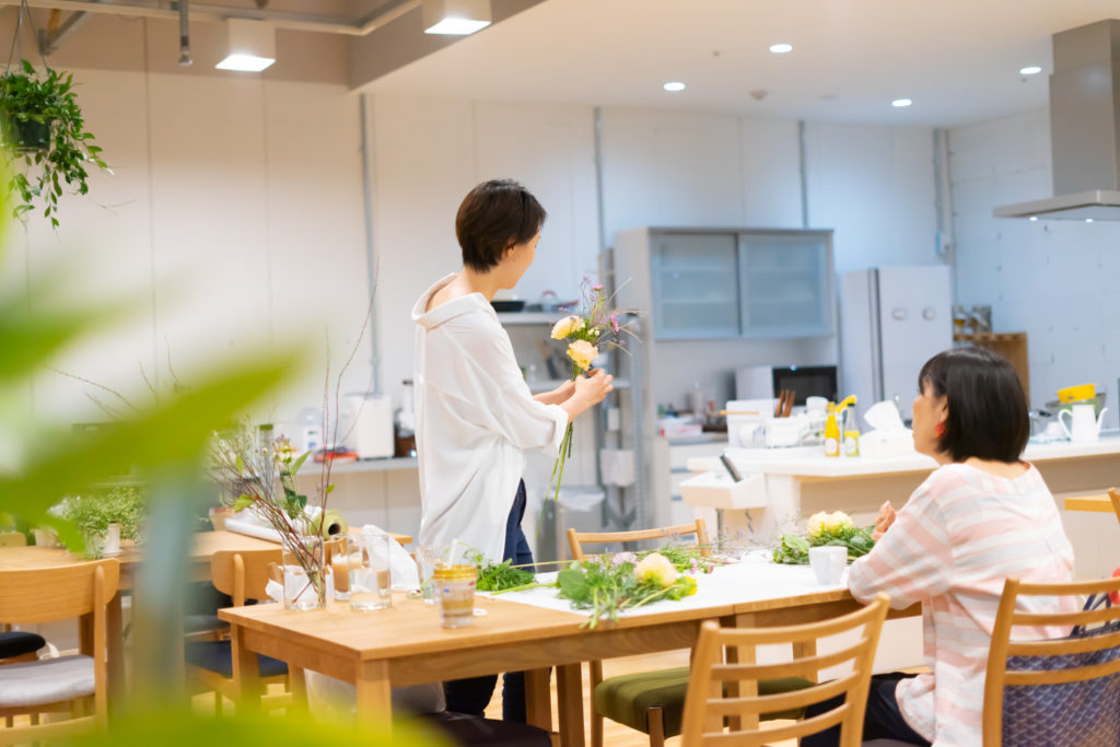 キッチンスペースにて開催された「季節の花を束ねる会」の様子