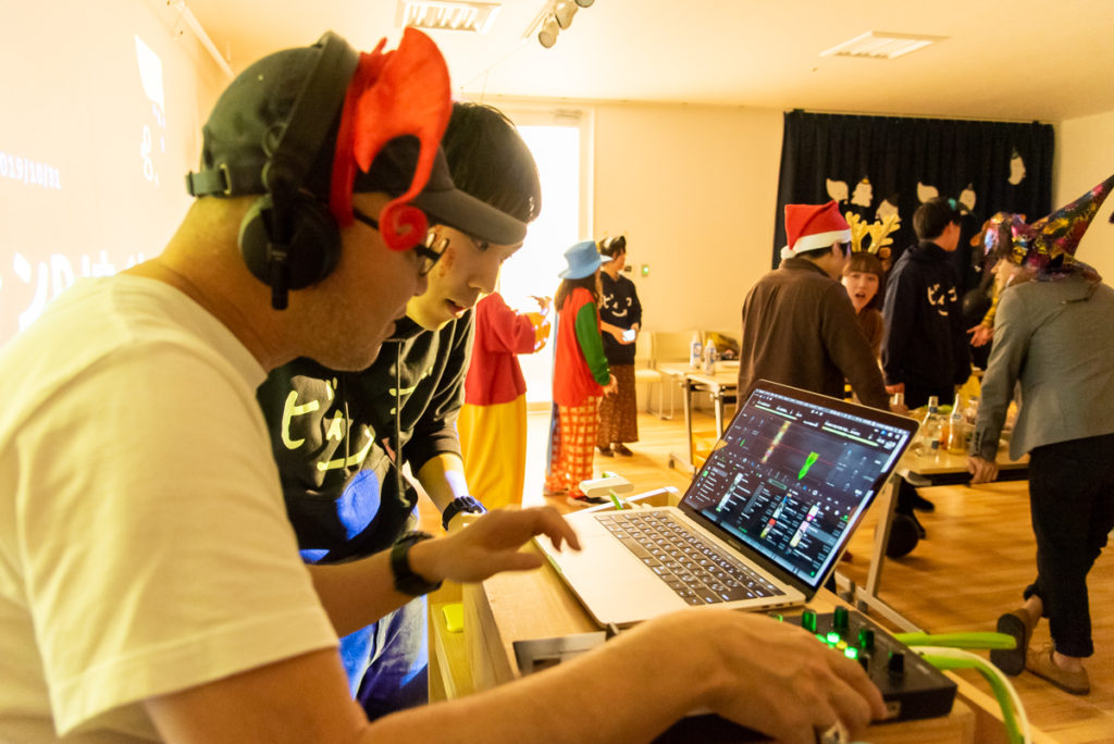 コワーキングスペースビィーゴでは、DJミュージックに合わせてゲーム大会が開催されました