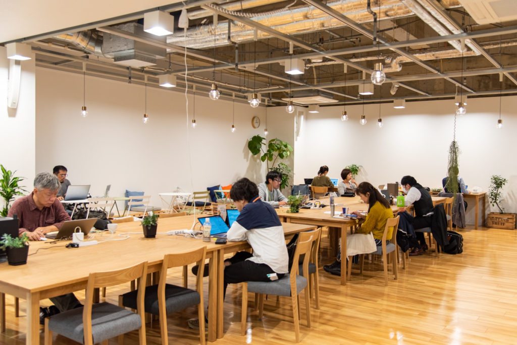 ビィーゴでお仕事、勉強しているお客様の画像